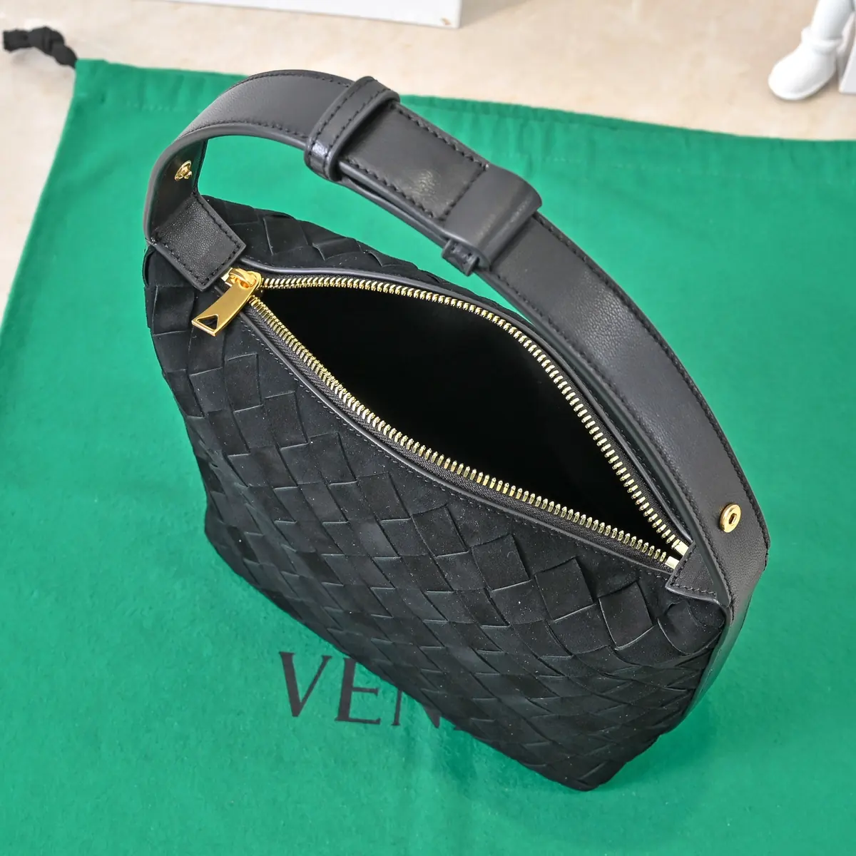 Bottega Veneta Style Leather Bags Lookbook Reference image 8