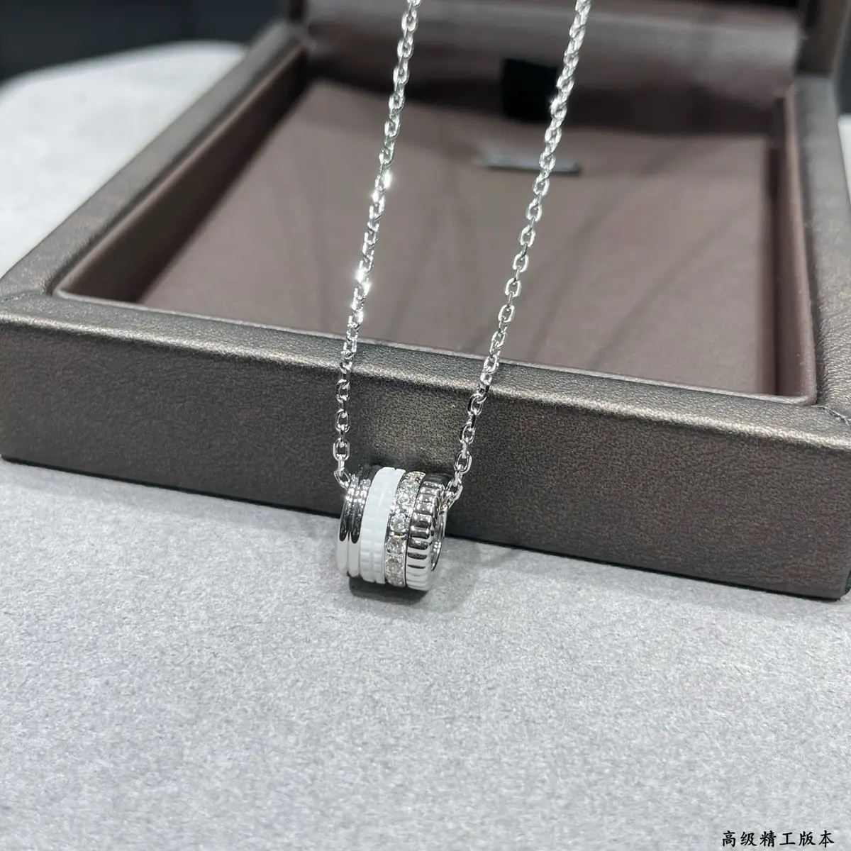 Boucheron Style White Accessories Lookbook Reference image 4