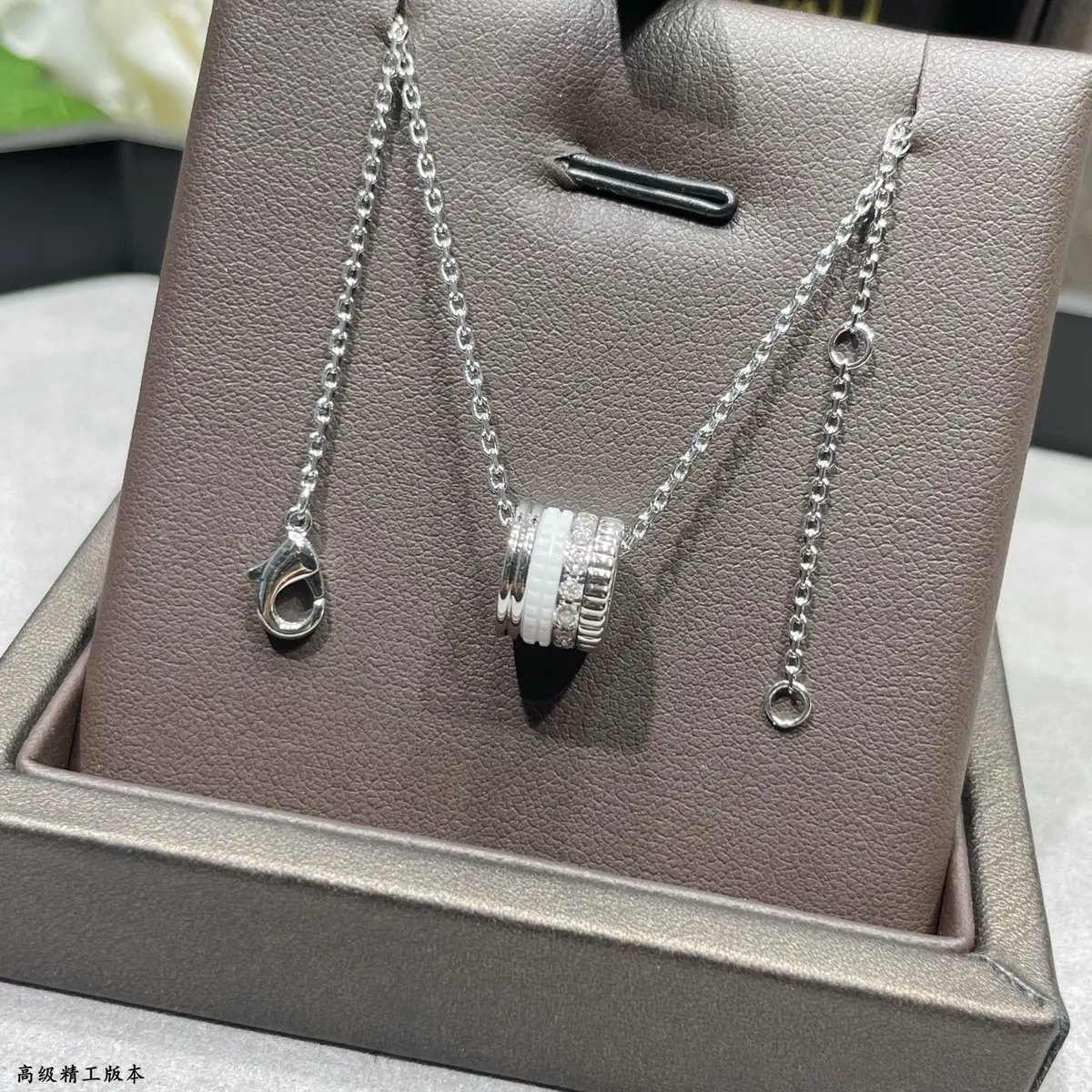 Boucheron Style White Accessories Lookbook Reference image 7