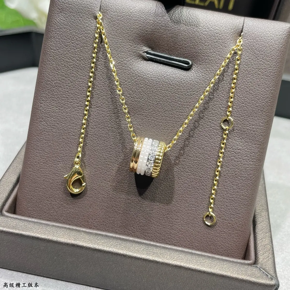 Boucheron Style White Accessories Lookbook Reference image 8